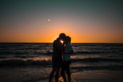 couple kissing by the ocean